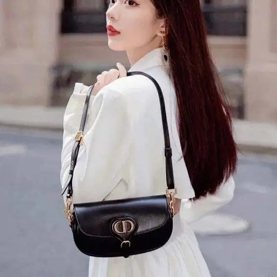 Diorthe new Bobby's armpit bag was designed with leather